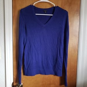 ANN Taylor lightweight V neck pullover knit sweater